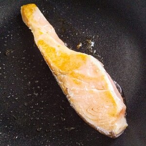 フライパンで鮭の素焼き